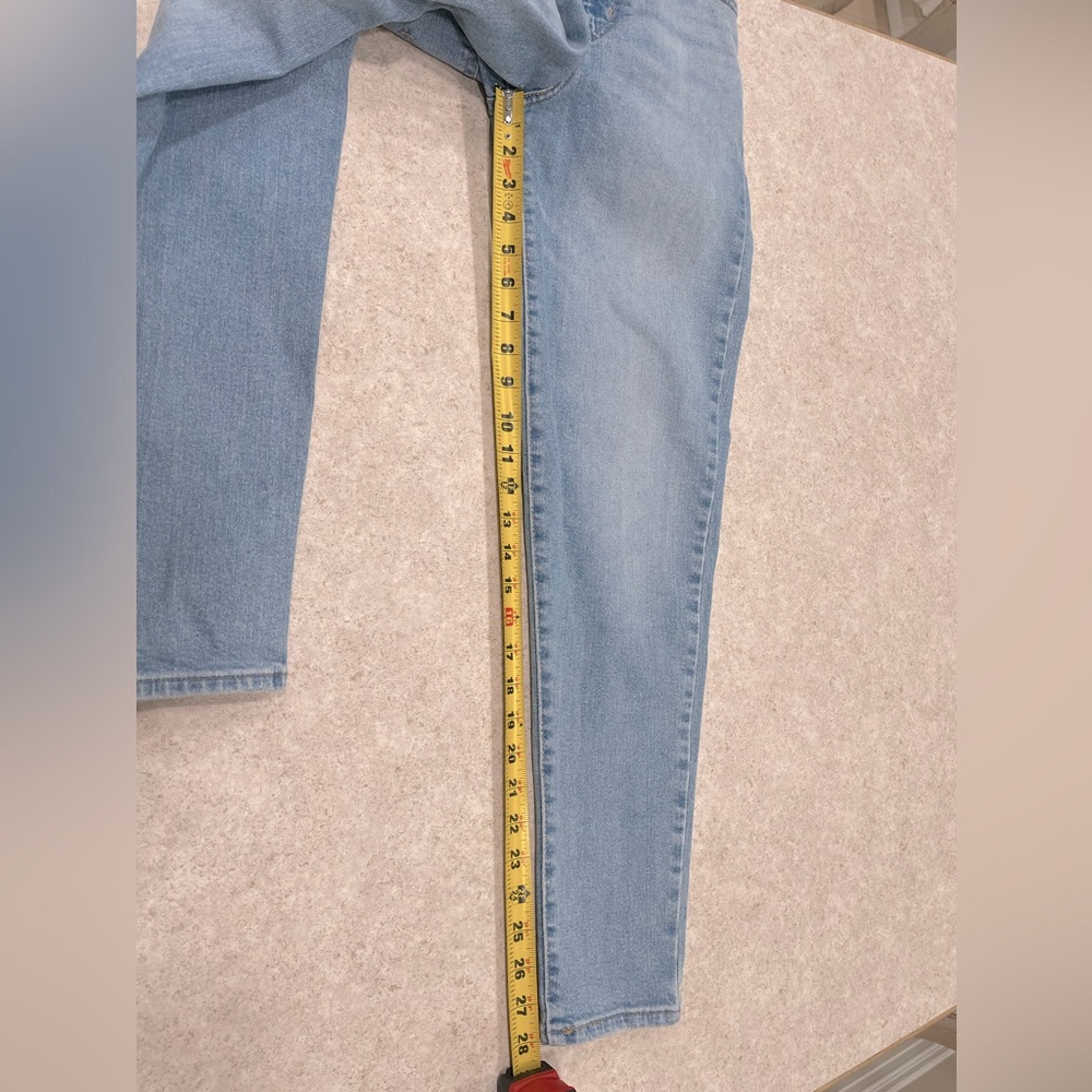 WOMENS LEVI’S HIGH WAISTED MOM JEAN IN A LIGHT WASH BLUE DENIM 80’s VIBE SIZE 25 - Picture 14 of 16